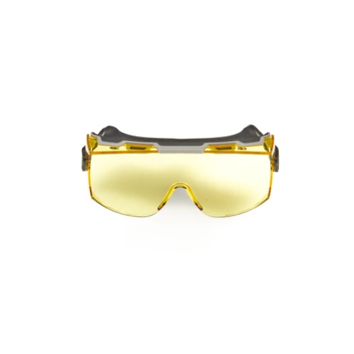 Filtre jaune, monture noire. Protection UV et compatibilité avec lunettes de correction.