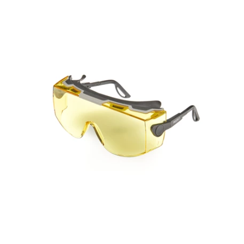  Monture noire, filtre jaune pour protection UV-A, UV-B et UV-C. Confort pour porteurs de lunettes.